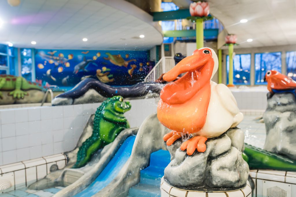 De vrolijke pelikaan-fontein in het recreatiebad van De Meerval